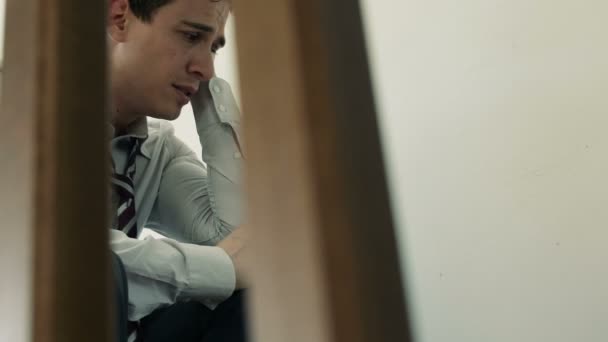Depressiver Geschäftsmann auf der Treppe: geplagter Geschäftsmann, bankrott — Stockvideo