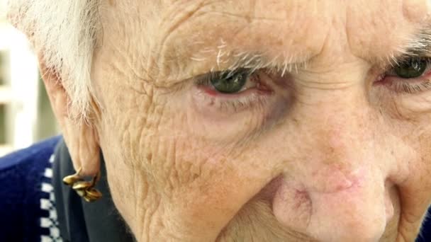 Çok yaşlı kadın — Stok video