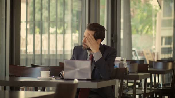 Hombre de negocios sentado y trabajando en la cafetería — Vídeo de stock