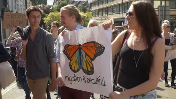 Brittiska demonstranter kallar för mottagande av flyktingar från kriget i Europa — Stockvideo