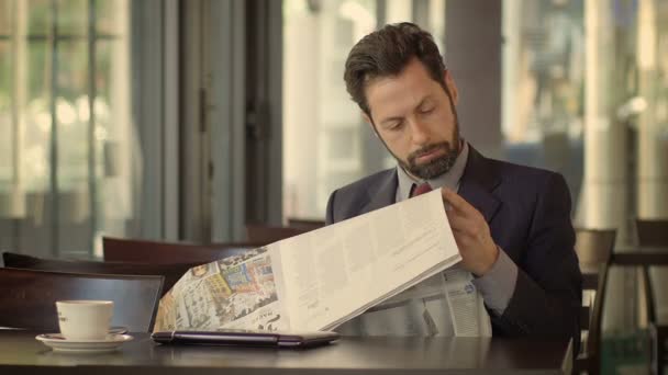 Hombre de negocios relajante leyendo un periódico — Vídeo de stock