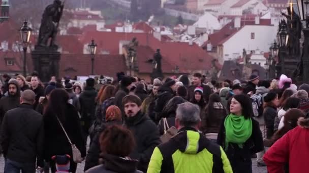 Prag sokakta yürüyen kalabalık — Stok video