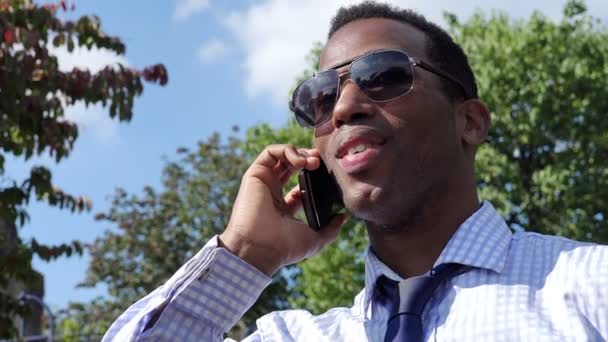 Homme d'affaires noir utilisant un smartphone — Video