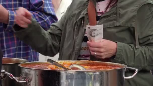 Insanlar sokak gıda satın almak için kuyruk — Stok video