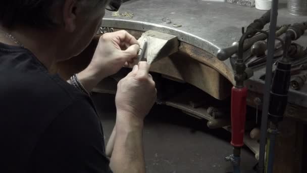 Goldsmith affine une bague en or 