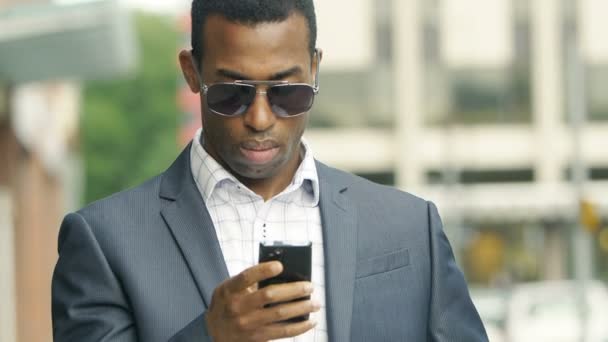 Mensaje de texto hombre de negocios en el teléfono inteligente — Vídeo de stock