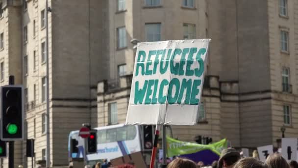 Berbaris untuk menerima pengungsi — Stok Video