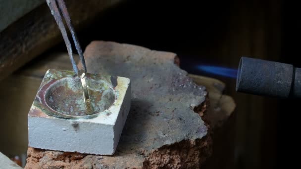 Goldsmith está creando un colgante de plata — Vídeos de Stock