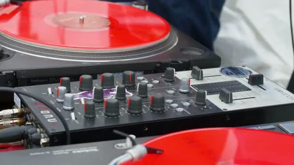 Spinning, a keverés és a karcolás DJ — Stock videók