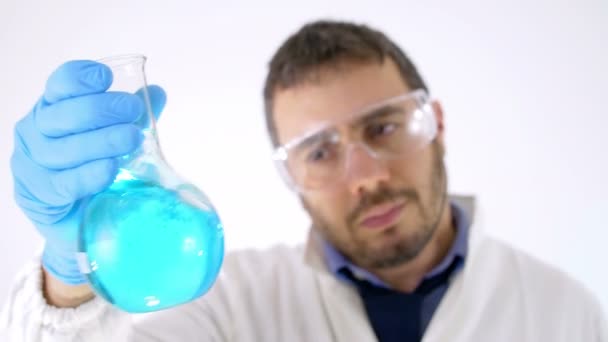 Científico trabajando en un laboratorio de investigación — Vídeo de stock