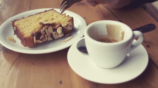 Tårta och dricka espressokaffe — Stockvideo