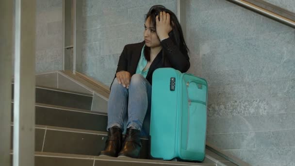 Mujer esperando un tren — Vídeo de stock
