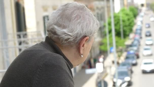 Vieille femme chère sur le balcon — Video