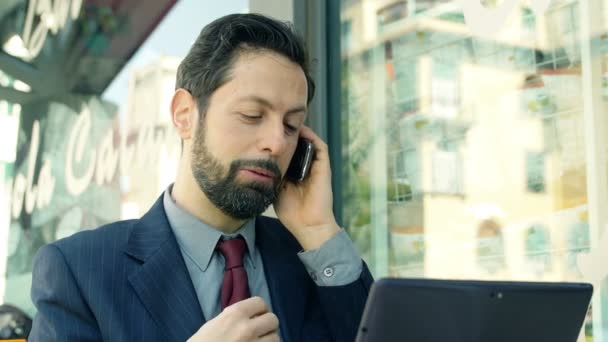 Hombre de negocios respondiendo a una llamada telefónica — Vídeos de Stock