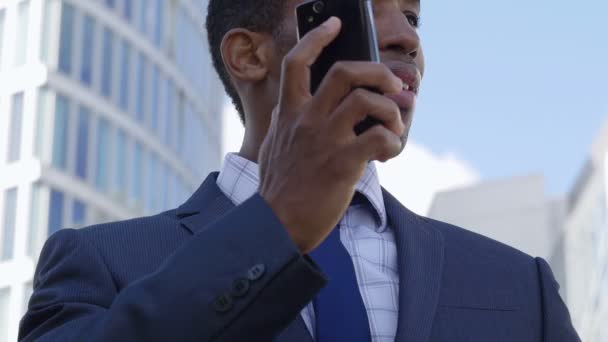 携帯電話の呼び出しを持つビジネスマン — ストック動画