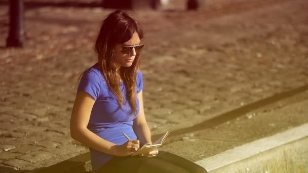 Woman writing in notebook — Stock Video