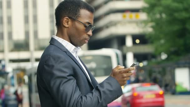 Homem de negócios preto usando telefone celular — Vídeo de Stock
