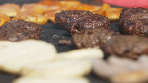 Koken Hamburger op de grill — Stockvideo