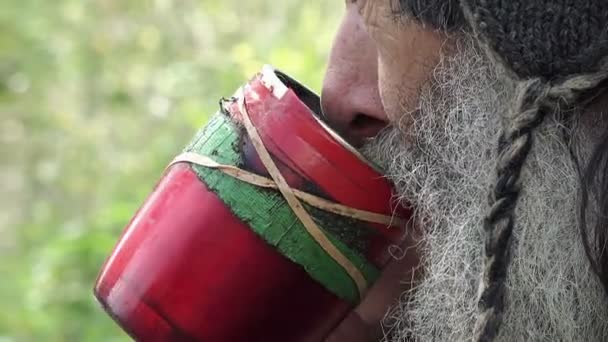 Prawdziwe bezdomnych, picie gorącej herbaty — Wideo stockowe