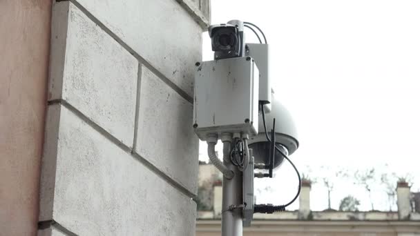 Bewakingscamera's; CCTV-camera's, veiligheidsapparaat; Grote broer; politie — Stockvideo