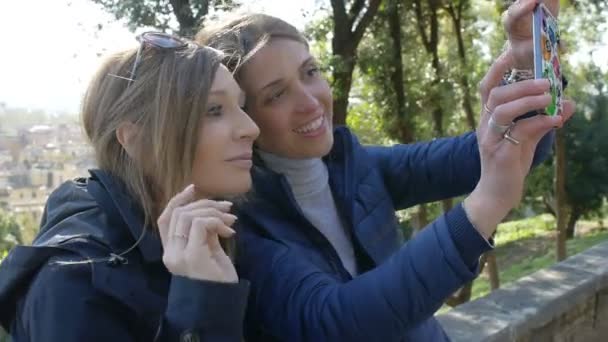 Dwóch przyjaciół, biorąc selfie: koleżanki — Wideo stockowe