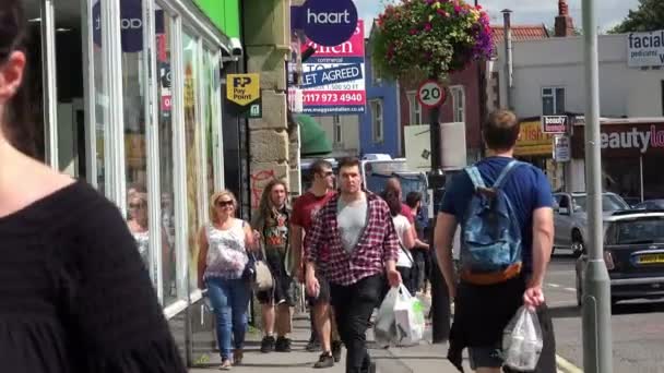 イギリスの人々 が通りを歩いて: ブリストル — ストック動画