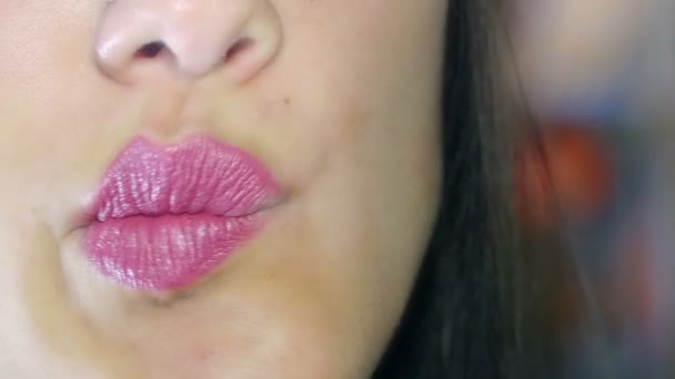 Vrouw die lippenstift op haar lippen legt — Stockvideo