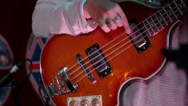 Playing electric bass guitar with 4 string — Stock Video