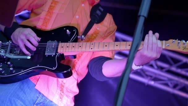 Mężczyzna gra na gitarze na koncercie rockowym w slowmotion — Wideo stockowe