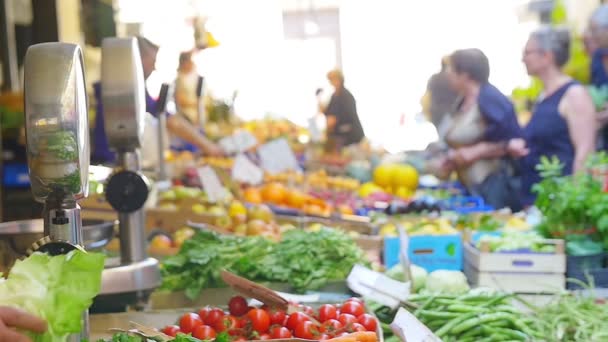 Stand ortofrutticoli al mercato locale — Video Stock