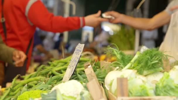 Mensen maken winkelen bij de openluchtmarkt: groenten kopen — Stockvideo