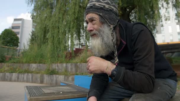 Idős, hajléktalan férfi — Stock videók