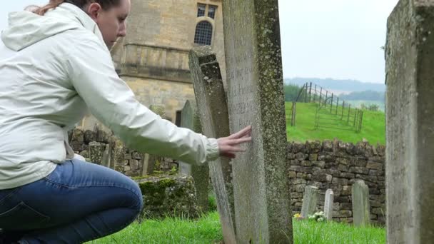 Orando sobre o túmulo do pai: cemitério, religião, busca de Deus, fé — Vídeo de Stock