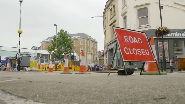 Road Closed- hombre en el trabajo — Vídeo de stock