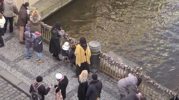 Milovníci most v Praze — Stock video