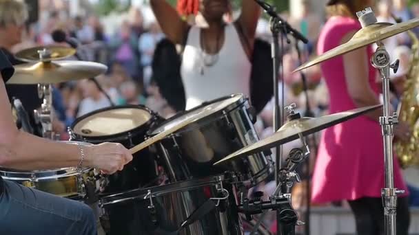 Performances dos músicos, o baterista em câmara lenta — Vídeo de Stock