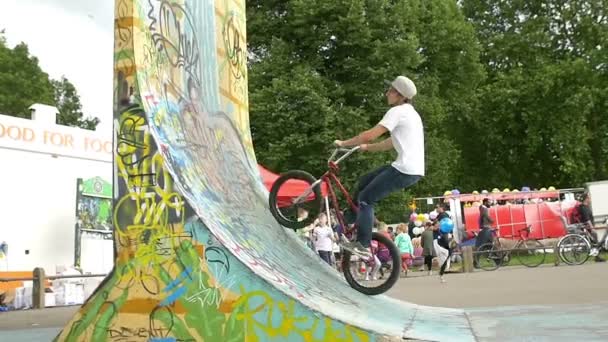 Biker führt Evolutionen auf Skateboard-Rampe aus — Stockvideo