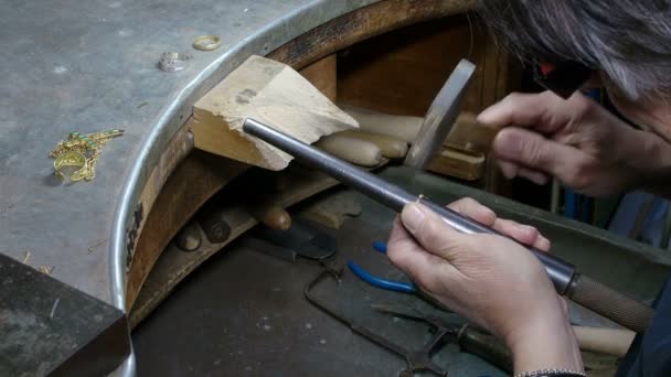 Goldsmith redimensionando un anillo de oro — Vídeos de Stock