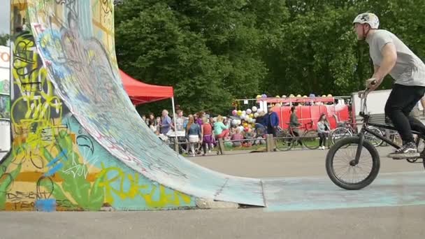 Motociclista realiza evoluções em uma rampa de skate — Vídeo de Stock