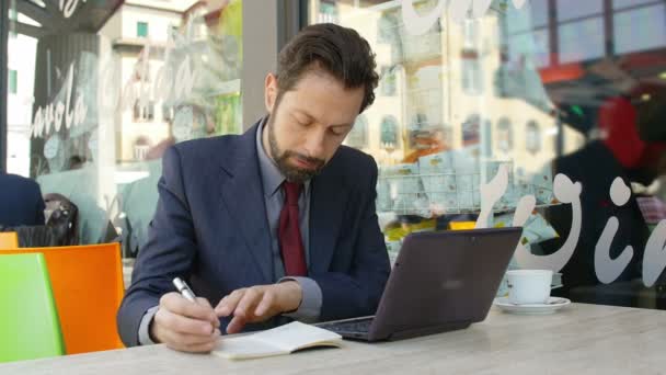 A laptop és a Jegyzettömb üzletember — Stock videók