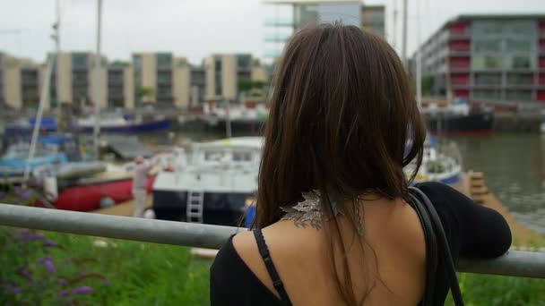 Mulher perto do rio — Vídeo de Stock