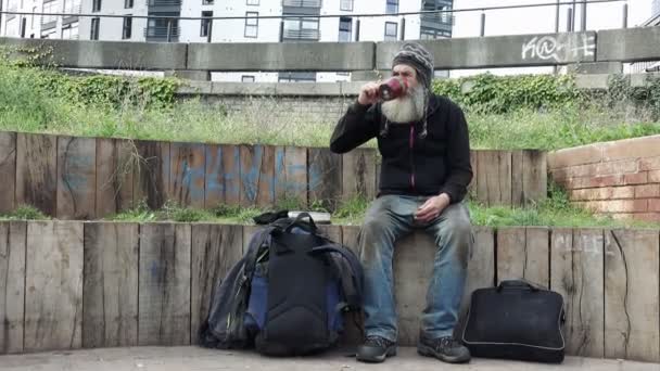 Oude man, drinken van hete thee — Stockvideo