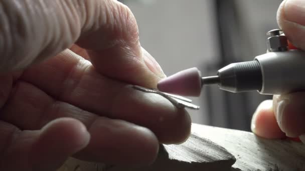 Platero creando una cruz de plata — Vídeos de Stock