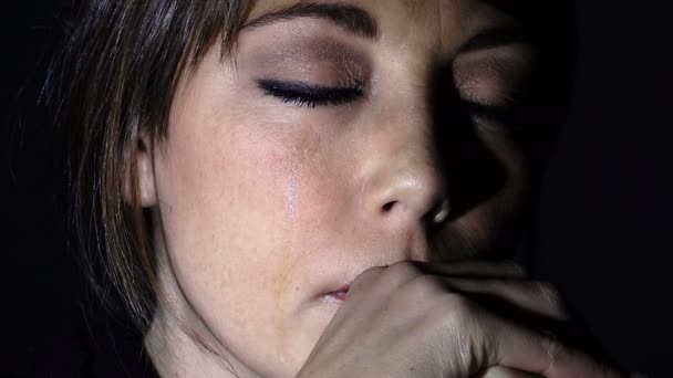 Νεαρή γυναίκα που κλαίει — Αρχείο Βίντεο