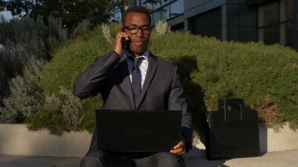 Podnikatel, tvrdí na mobilní telefon — Stock video