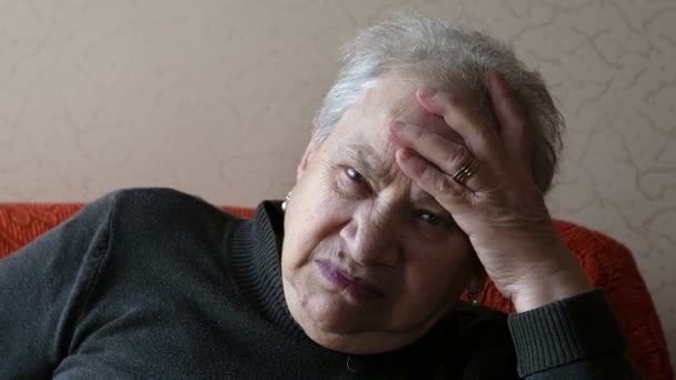 Anciana desesperada en casa — Vídeos de Stock
