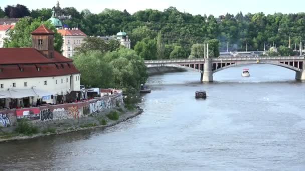 El río Moldava en Praga — Vídeos de Stock