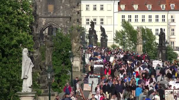Толпа людей в центре Праги на Карловом мосту — стоковое видео