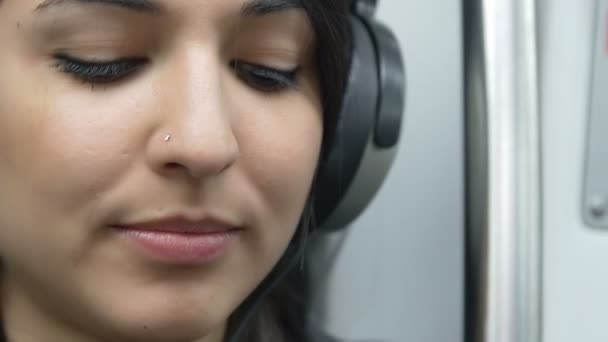 Mujer escuchando música — Vídeo de stock