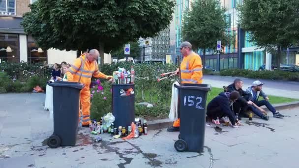 Вулиця cleaner очищення з затискачі пляшку п'яний люди в місті — стокове відео